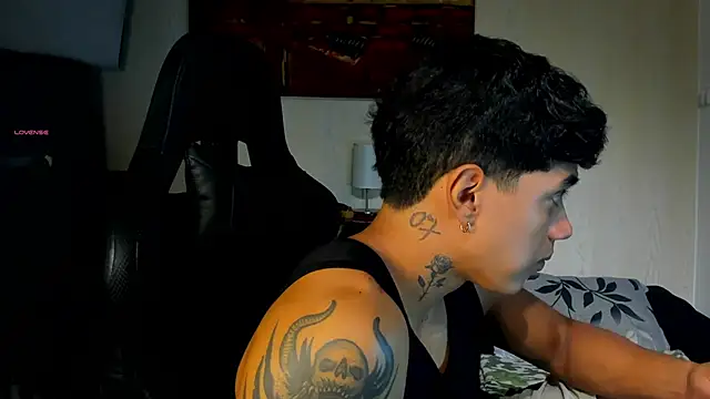 Snapshot of aress_damon chatting on 11.28.25 aress damon online show from 11.28.25