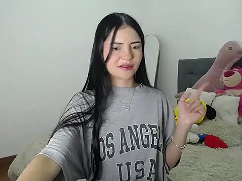 Snapshot of EmiilyCherry chatting on 12.19.25 EmiilyCherry online show from 12.19.25