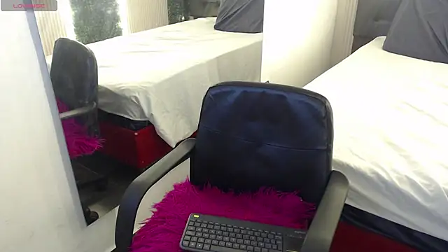 Snapshot of mia_violet8 chatting on 12.14.25 mia violet8 online show from 12.14.25