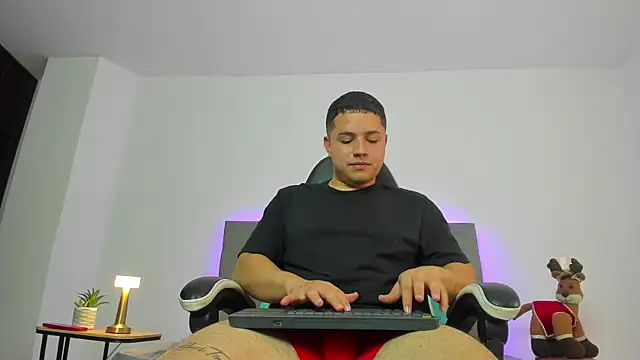 Snapshot of bry_hill chatting on 11.25.25 bry hill online show from 11.25.25