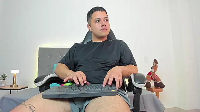 Snapshot of bry_hill chatting on 11.26.25 bry hill online show from 11.26.25