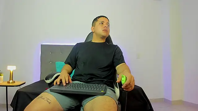 Snapshot of bry_hill chatting on 12.02.25 bry hill online show from 12.02.25