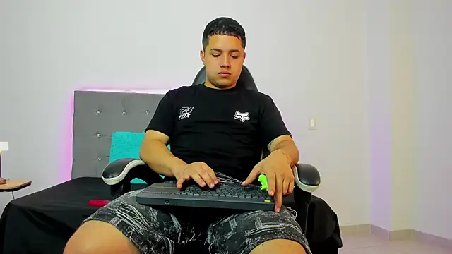 Snapshot of bry_hill chatting on 12.03.25 bry hill online show from 12.03.25