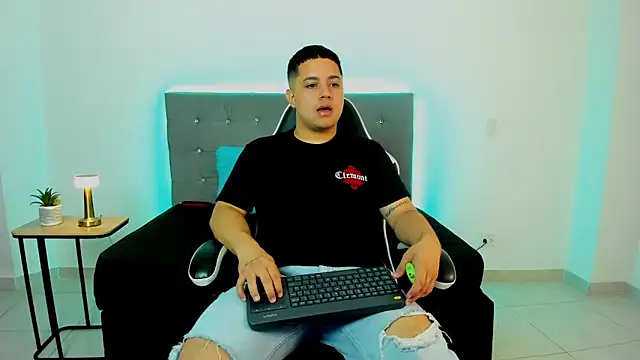 Snapshot of bry_hill chatting on 12.05.25 bry hill online show from 12.05.25