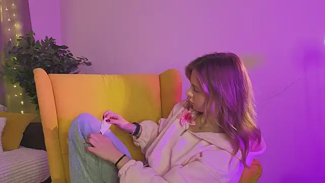 Snapshot of FelishaLaskin chatting on 11.25.25 FelishaLaskin online show from 11.25.25