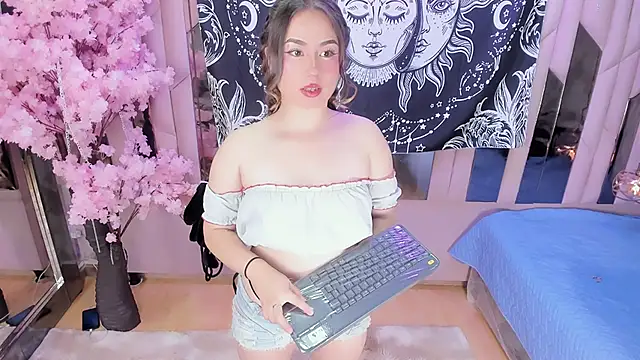 Snapshot of Naomistart chatting on 12.14.25 Naomistart online show from 12.14.25