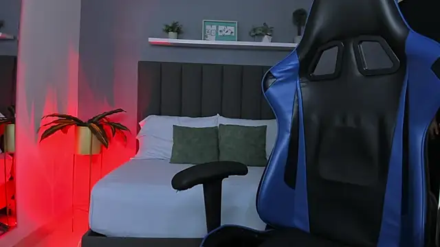 Snapshot of lindaa_natashaa_ chatting on 12.02.25 lindaa natashaa online show from 12.02.25