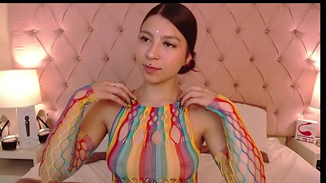 Snapshot of Hillary_Thomson chatting on 11.25.25 Hillary Thomson online show from 11.25.25