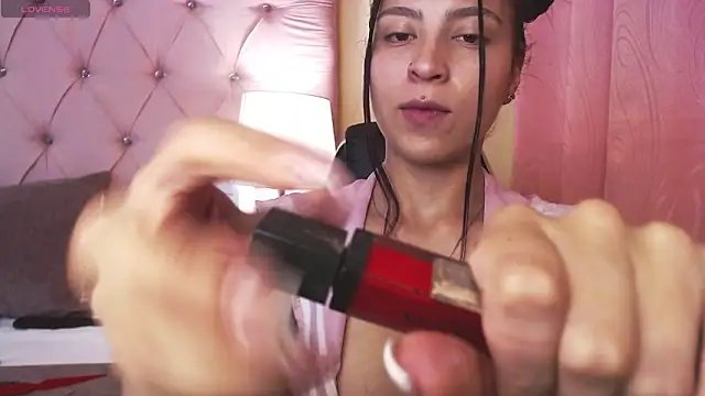 Snapshot of Hillary_Thomson chatting on 12.15.25 Hillary Thomson online show from 12.15.25