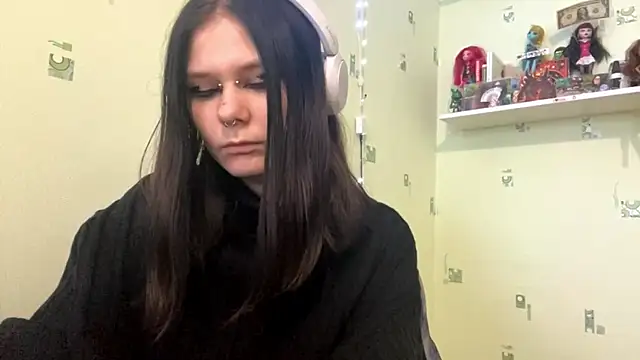 Snapshot of TraceeSchutt chatting on 12.01.25 TraceeSchutt online show from 12.01.25