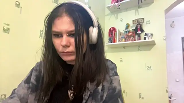 Snapshot of TraceeSchutt chatting on 12.04.25 TraceeSchutt online show from 12.04.25