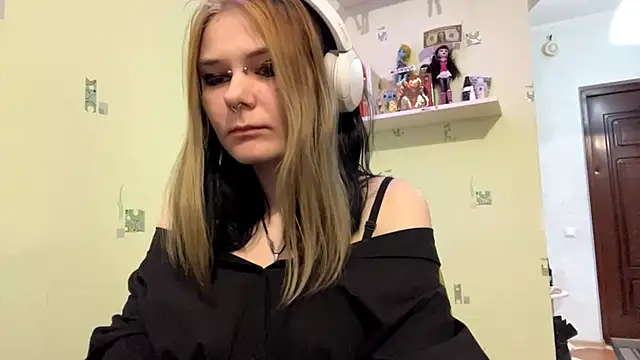 Snapshot of TraceeSchutt chatting on 12.17.25 TraceeSchutt online show from 12.17.25