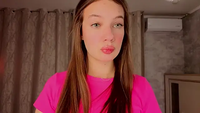 Snapshot of NeliaVandresar chatting on 12.01.25 NeliaVandresar online show from 12.01.25