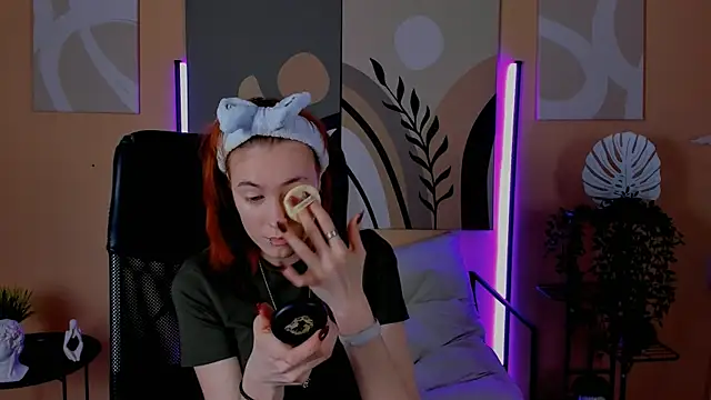 Snapshot of SierraHarper chatting on 12.04.25 SierraHarper online show from 12.04.25