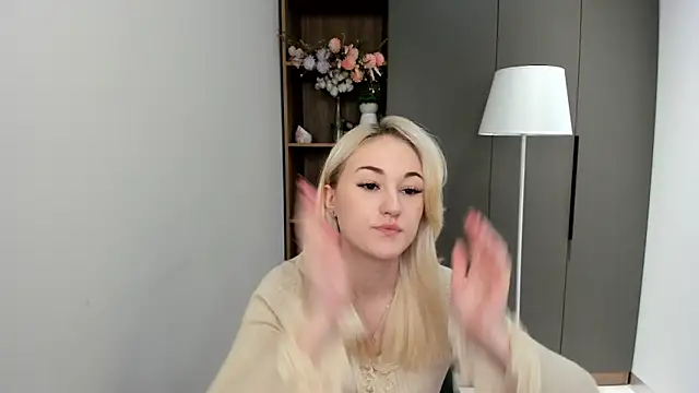 Snapshot of CandiRinebold chatting on 11.24.25 CandiRinebold online show from 11.24.25