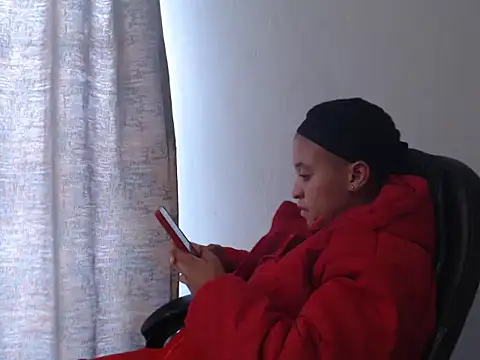 Snapshot of Yellowkitten95 chatting on 12.14.25 Yellowkitten95 online show from 12.14.25