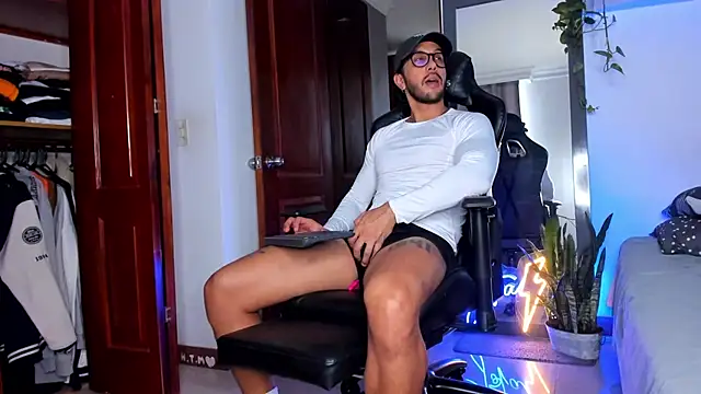 Snapshot of JotaCeliz chatting on 12.13.25 JotaCeliz online show from 12.13.25