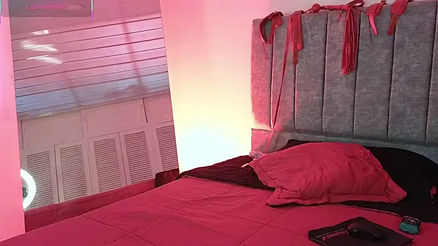 Snapshot of KasandraGrant chatting on 12.13.25 KasandraGrant online show from 12.13.25