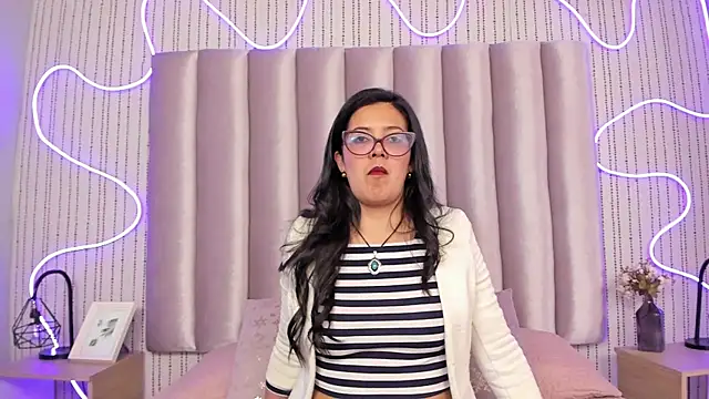 Snapshot of TAMARALEWISMD chatting on 12.04.25 TAMARALEWISMD online show from 12.04.25