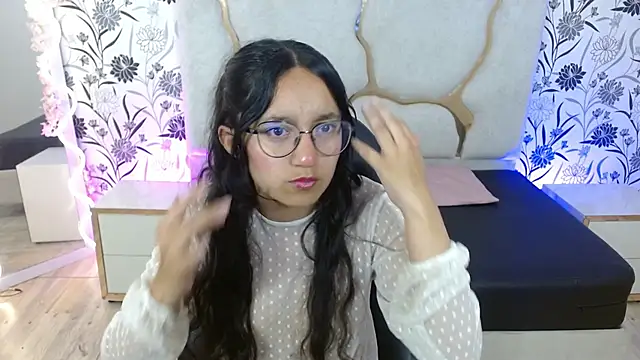 Snapshot of rosee_tay1 chatting on 12.15.25 rosee tay1 online show from 12.15.25