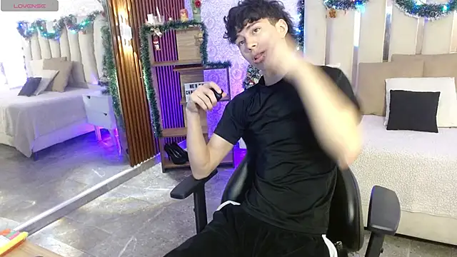 Snapshot of kaelwolf_tay chatting on 11.24.25 kaelwolf tay online show from 11.24.25