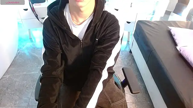 Snapshot of kaelwolf_tay chatting on 11.30.25 kaelwolf tay online show from 11.30.25