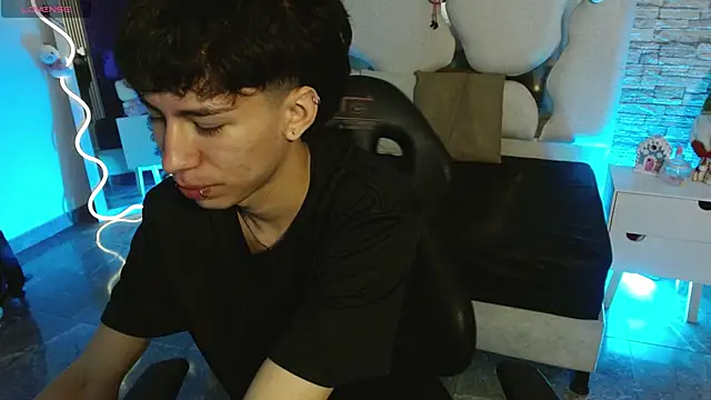 Snapshot of kaelwolf_tay chatting on 12.14.25 kaelwolf tay online show from 12.14.25