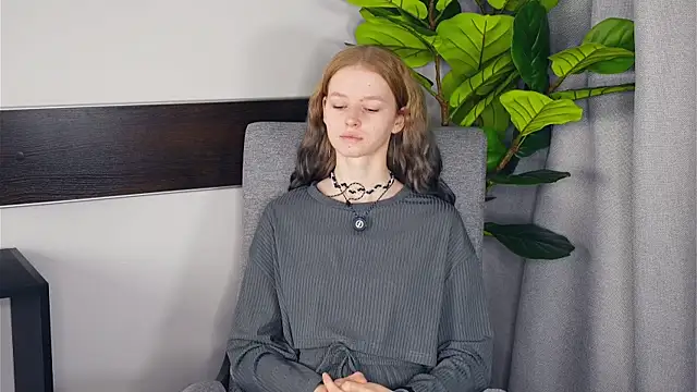 Snapshot of ToyaPletz chatting on 11.25.25 ToyaPletz online show from 11.25.25