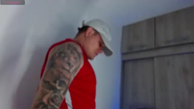 Snapshot of leon_cumming chatting on 11.25.25 leon cumming online show from 11.25.25