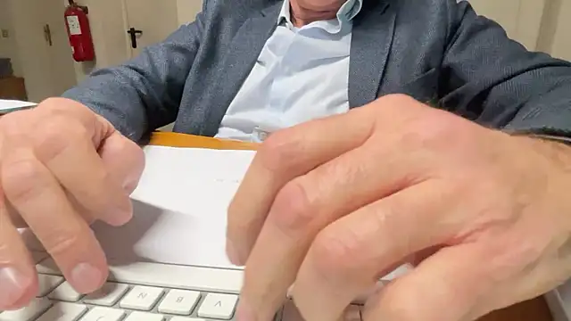 Snapshot of SimonZydar chatting on 11.27.25 SimonZydar online show from 11.27.25