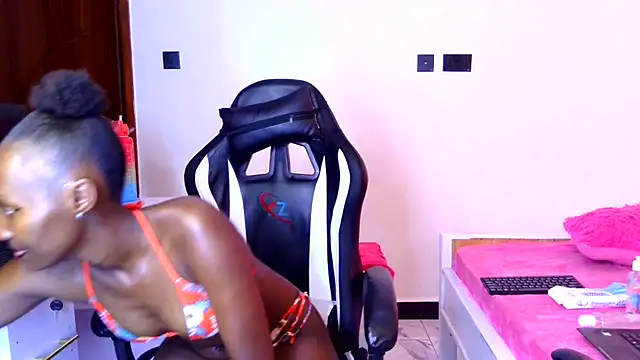 Snapshot of emma-112 chatting on 02.02.26 emma-112 online show from 02.02.26