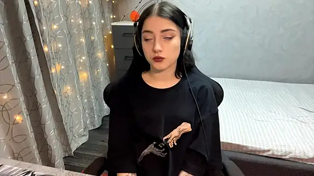 Snapshot of Meowluly chatting on 12.01.25 Meowluly online show from 12.01.25