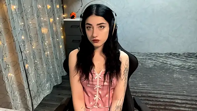 Snapshot of Meowluly chatting on 12.04.25 Meowluly online show from 12.04.25