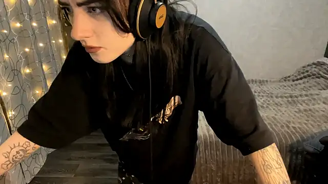 Meowluly online show from 12.17.25