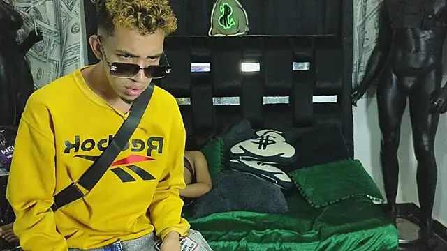 Snapshot of Princess_Room chatting on 12.15.25 Princess Room online show from 12.15.25