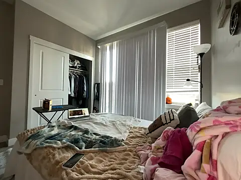 Snapshot of renesmaelily222 chatting on 02.27.26 renesmaelily222 online show from 02.27.26