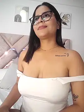 Snapshot of Scarlet-Noir25 chatting on 12.13.25 Scarlet-Noir25 online show from 12.13.25