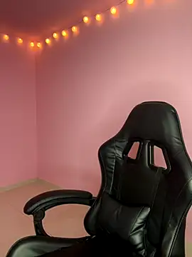 Snapshot of Davne_ chatting on 11.30.25 Davne online show from 11.30.25