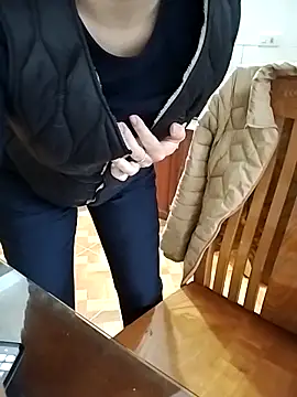 Snapshot of HanniZii chatting on 12.03.25 HanniZii online show from 12.03.25