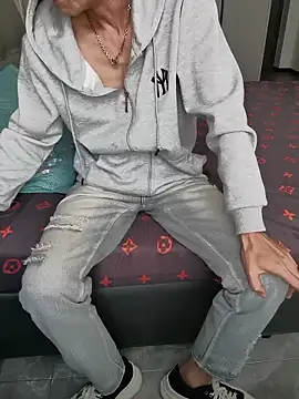 Snapshot of micai_fengbei chatting on 11.26.25 micai fengbei online show from 11.26.25