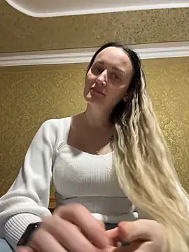 Snapshot of TomilaSi chatting on 12.05.25 TomilaSi online show from 12.05.25