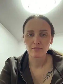 Snapshot of TomilaSi chatting on 12.13.25 TomilaSi online show from 12.13.25