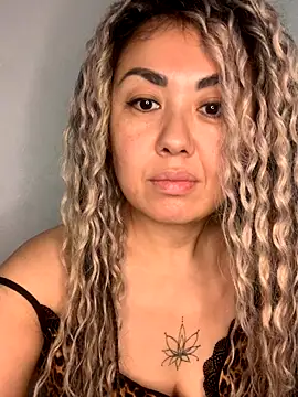 Snapshot of Tomiris87 chatting on 11.28.25 Tomiris87 online show from 11.28.25