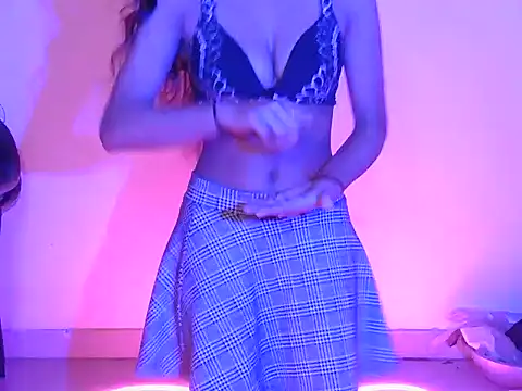 cute mahira online show from 12.18.25