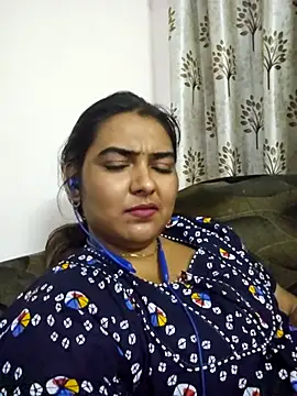 Snapshot of Tamil_Smiley_Queen chatting on 11.25.25 Tamil Smiley Queen online show from 11.25.25