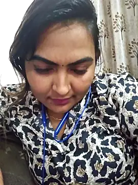 Snapshot of Tamil_Smiley_Queen chatting on 11.26.25 Tamil Smiley Queen online show from 11.26.25