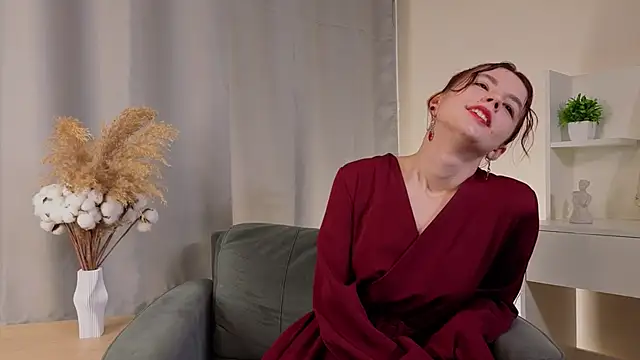 Snapshot of SharaSauer chatting on 11.28.25 SharaSauer online show from 11.28.25