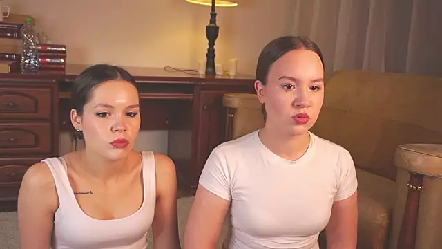 Snapshot of VirginiaRowe chatting on 11.27.25 VirginiaRowe online show from 11.27.25