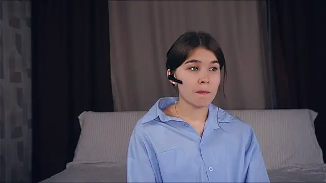 Snapshot of ZulaRattan chatting on 12.04.25 ZulaRattan online show from 12.04.25