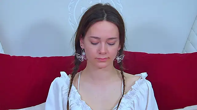 Snapshot of LilyLanes chatting on 11.26.25 LilyLanes online show from 11.26.25